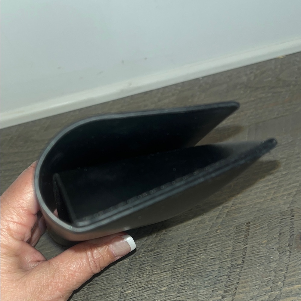 L.A.M.B. Elegant Black Leather Sunglass Case - Picture 4 of 6